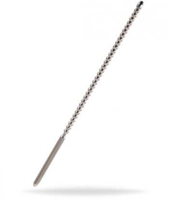 Silvrig dilator med en ribbad textur. Tillverkad av 100% rostfritt stål. Med en stimulerande design. Hygienisk och enkel.