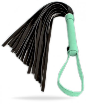 Flogger piska som lyser i mörkret. Tillverkad av högkvalitativ PU läder. Enkel att använda. Band i botten. Klassisk design.