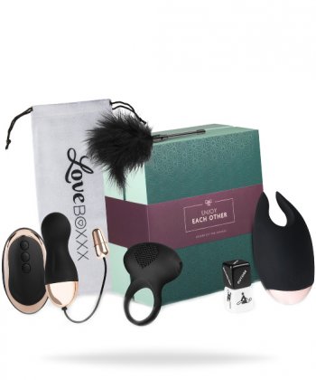 Ett kit med 6 olika varor speciellt utvecklad för par. Perfekt som present. Högkvalitativa material. Uppladdningsbara varor.