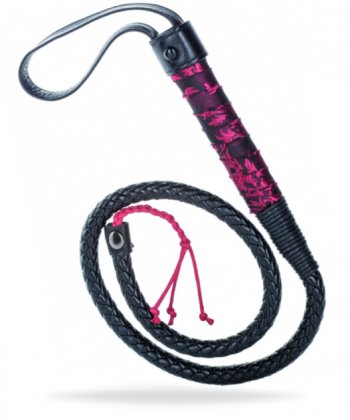 Högkvalitativ piska tillverkad av polyester med ett säkert och bekvämt handtag i botten. Tillverkad noggrant för hand.