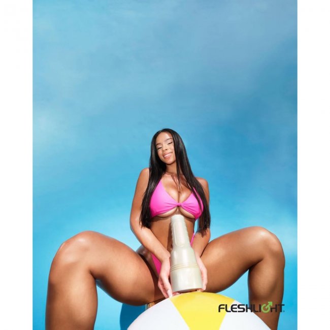 Fleshlight Girls - Autumn Falls Peaches