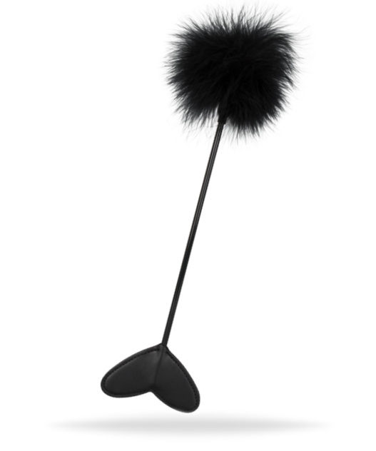 Piska med två ändar och bekvämt handtag. Hjärtformad paddel i ena ändan och en fjäder pom pom i andra. Enkel att använda.