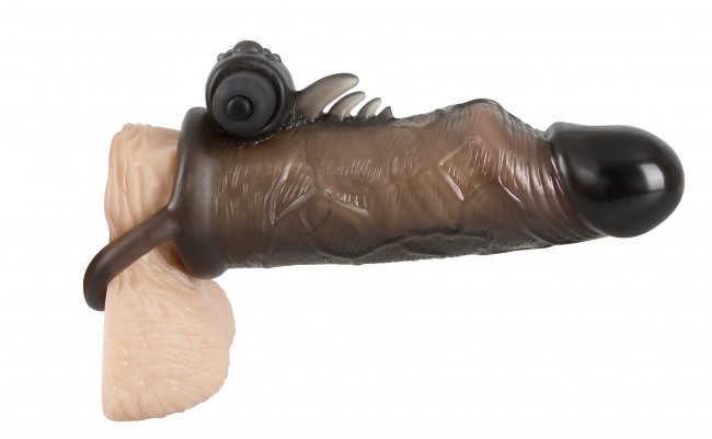 Extension Slim Fit - semi transparent svart penis sleeve med vibrator. på modell