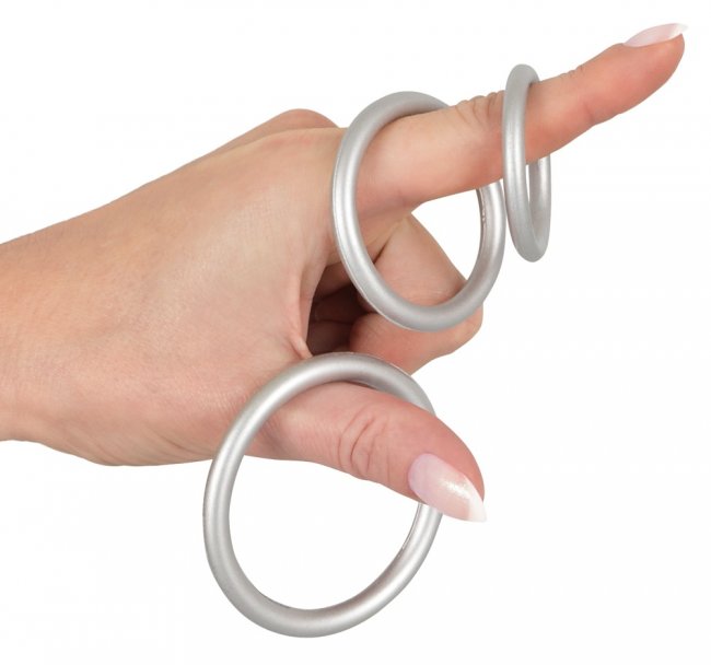 Silvirgt set med tre stretchiga ringar. Tillverkad av högkvalitativ och supermjuk silikon. Enkla att använda. Set av tre.
