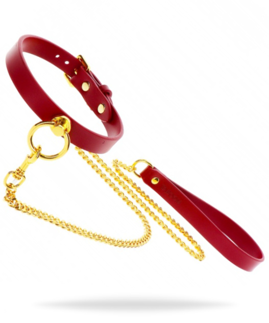Guldigt nickelfri kedja av metall med en rött halsband tillverkade av högkvalitativ PU-läder. Slitstarkt material.