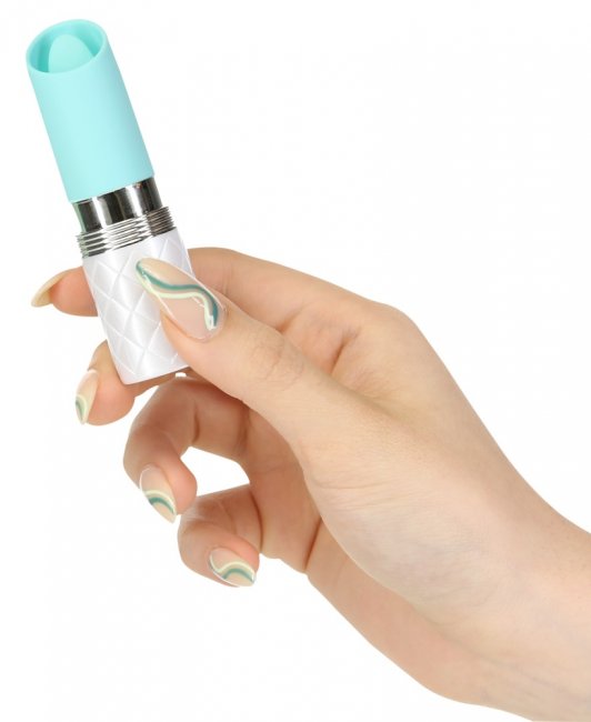 Pillow Talk Lusty - ljusblå läppstiftsdesignad Minivibrator i hand