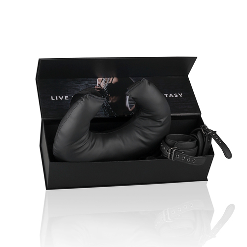 Justerbara vristklovar med avtagbara band som sitter ihop med en bekväm kudde. Justerbara band och vadderade fängsel. Enkel